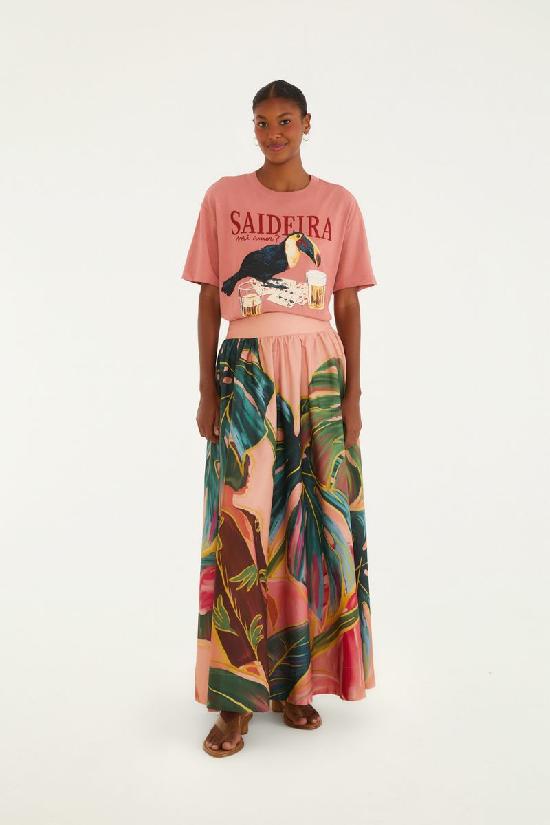 Camiseta rosa con estampado de tucán y elementos gráficos, vista trasera.