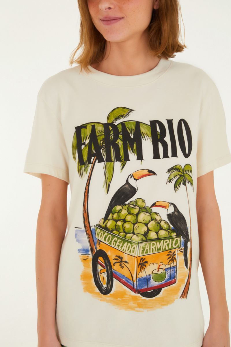 Detalle del estampado tropical en la camiseta, con tucanes y frutas.