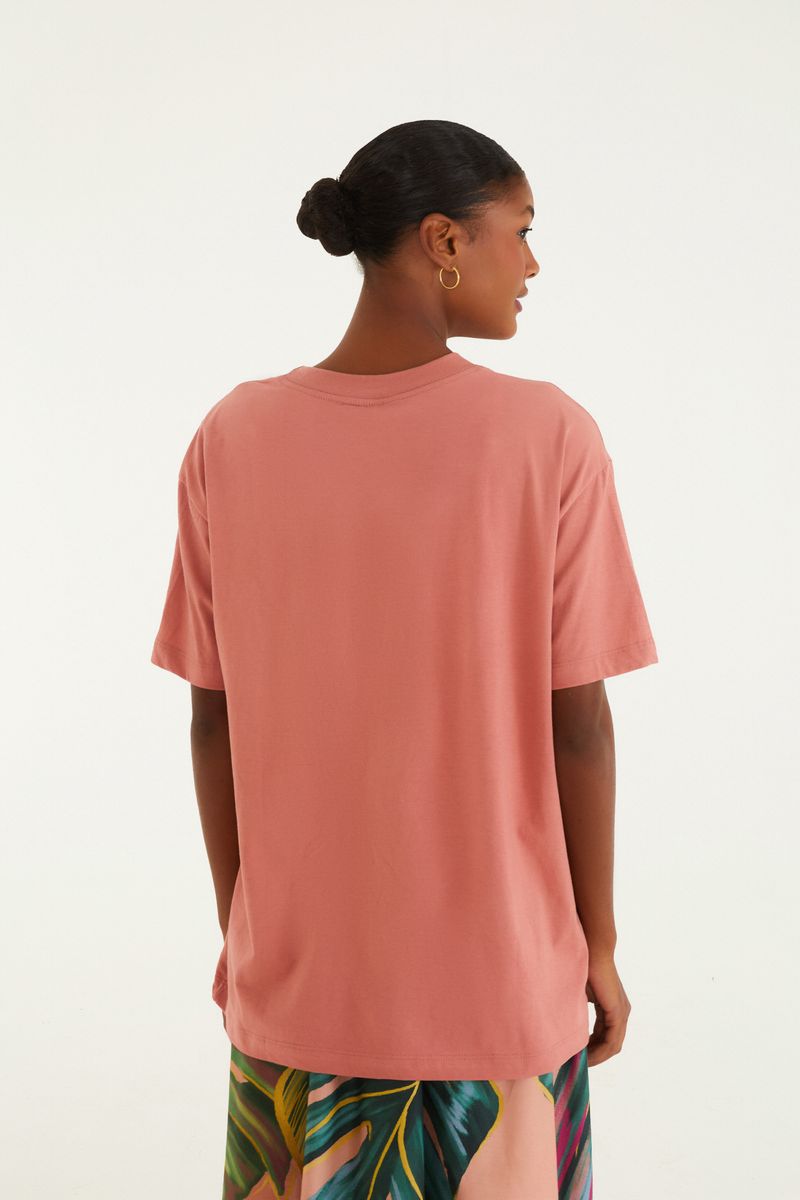 Vista trasera de la camiseta rosa con dobladillo recto.