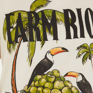 Primer plano del estampado tropical en la camiseta, destacando los elementos vibrantes.