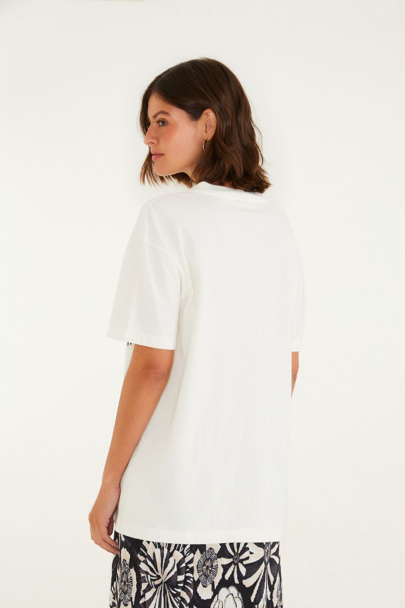 Vista lateral de la camiseta casual con gráfico localizado.