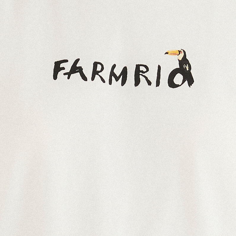 Primer plano del estampado localizado en el centro del pecho de la camiseta.