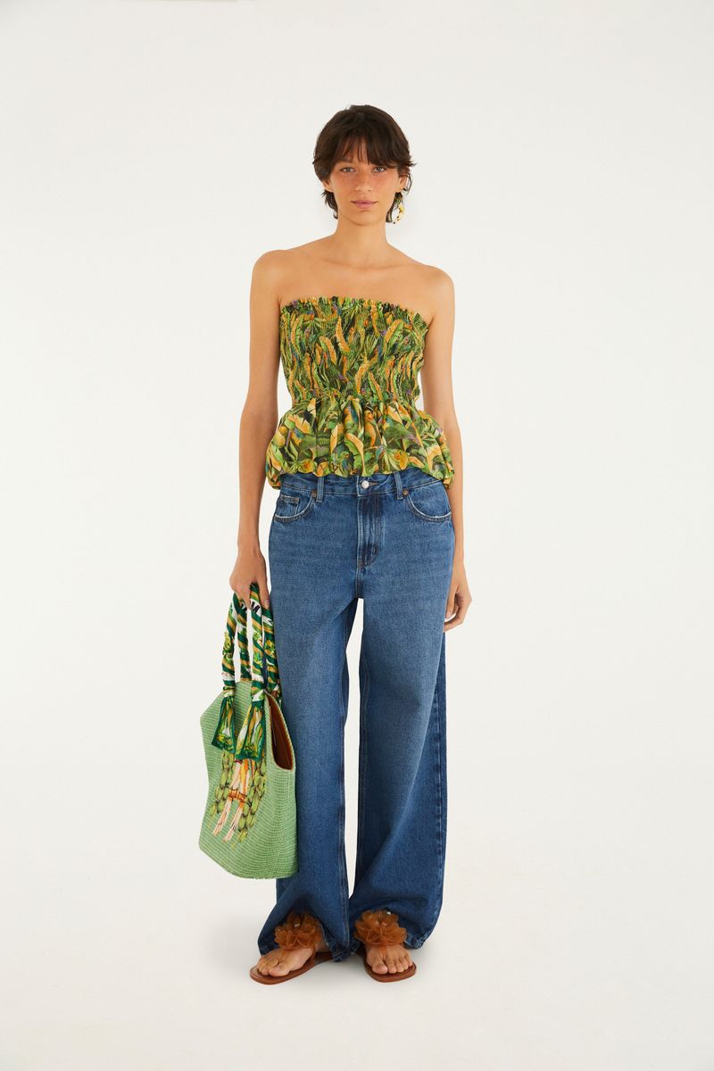 Blusa campesina con estampado botánico, vista posterior.