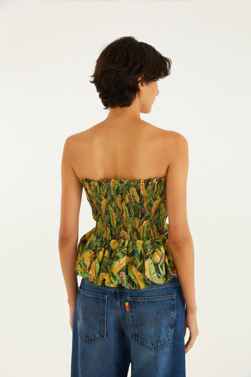 Vista lateral de la blusa campesina con estampado botánico.