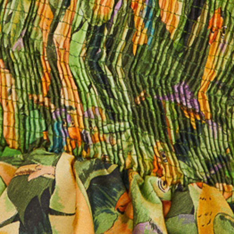 Primer plano del estampado botánico de la blusa campesina.