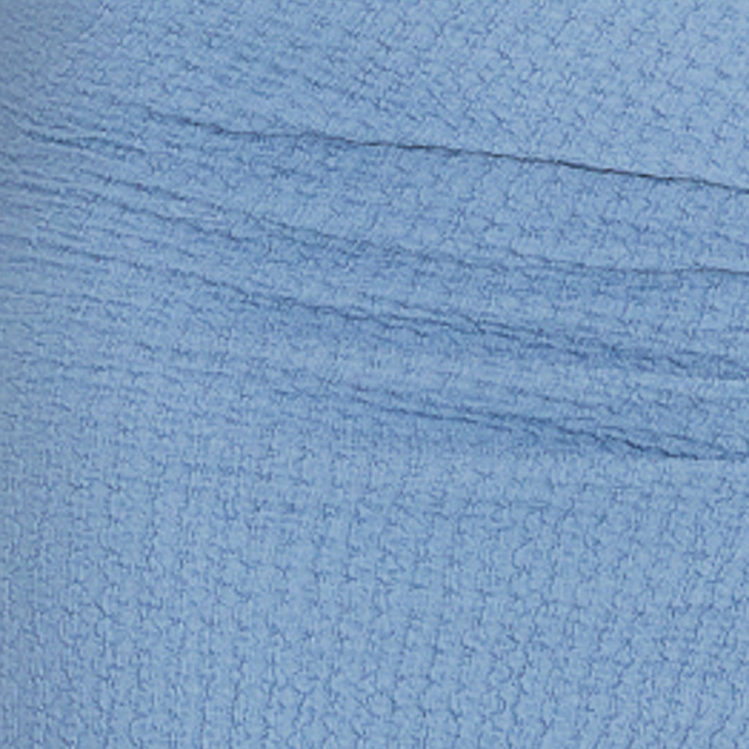 Acercamiento a la textura del tejido azul de la falda.