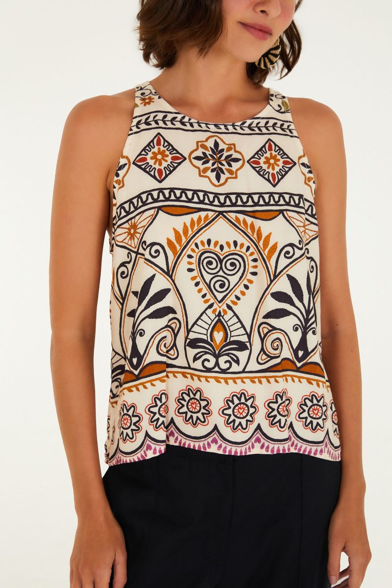 Imagen mostrando una mujer vistiendo un vestido corto con estampado geométrico y floral, vista lateral.