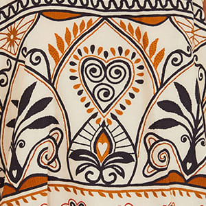 Imagen mostrando un primer vistazo del estampado geométrico y floral del vestido corto.