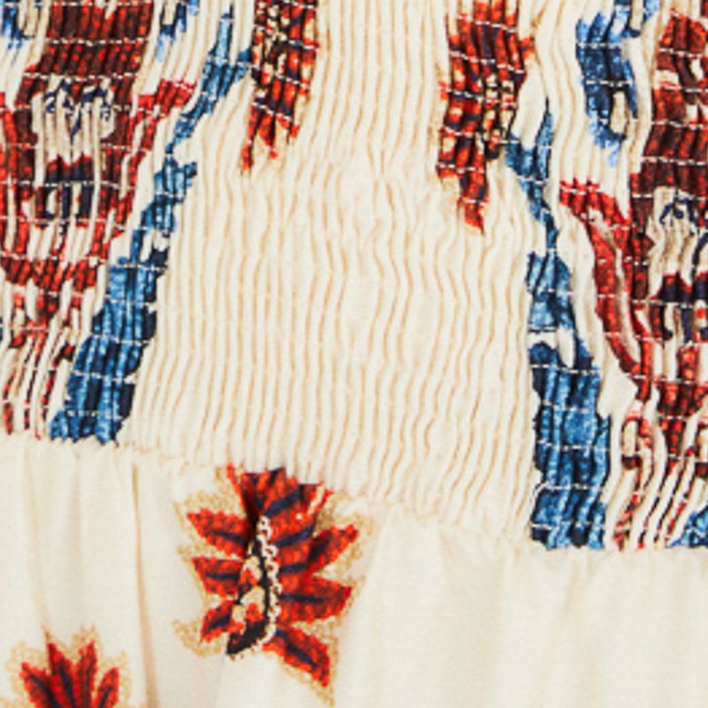 Detalle del estampado floral del vestido corto mostrando los patrones y colores vibrantes.
