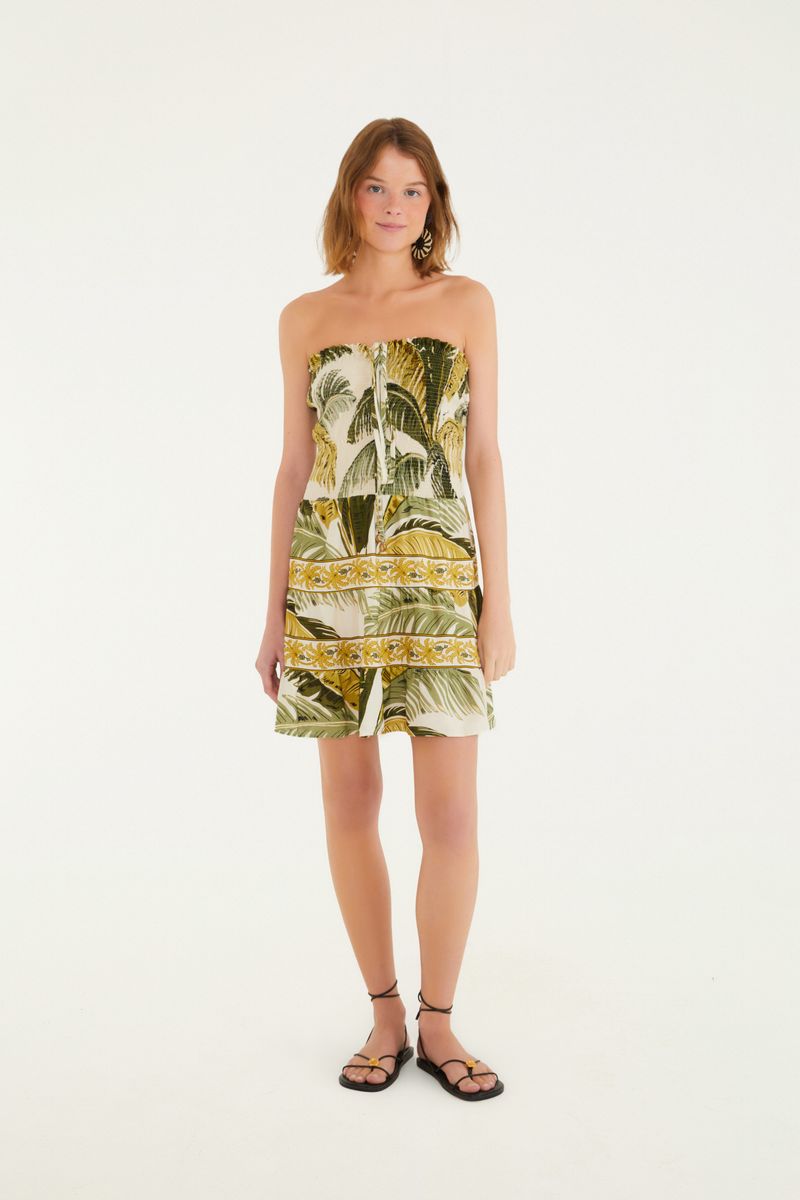 Vestido corto con estampado tropical en tonos verdes y amarillos, modelo strapless con detalle de amarre en el cuello.