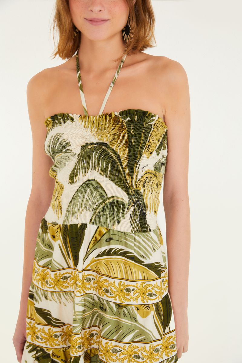 Vista frontal del vestido corto estampado, destacando el diseño tropical y su caída fluida.