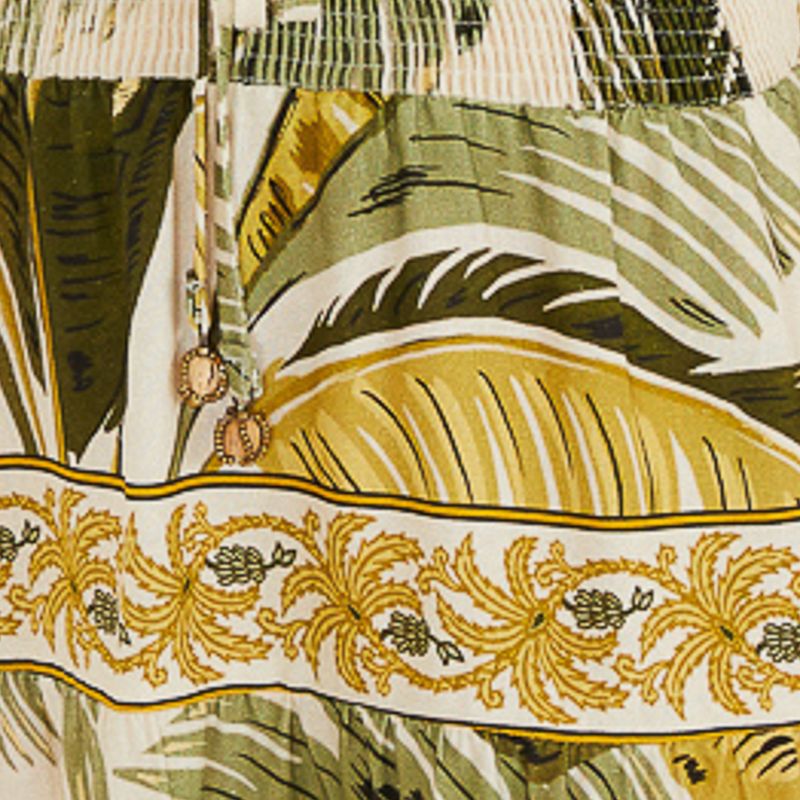 Imagen de cerca de la tela del vestido corto estampado, mostrando la textura y los detalles del diseño tropical.