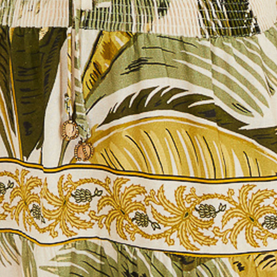 Imagen de cerca de la tela del vestido corto estampado, mostrando la textura y los detalles del diseño tropical.