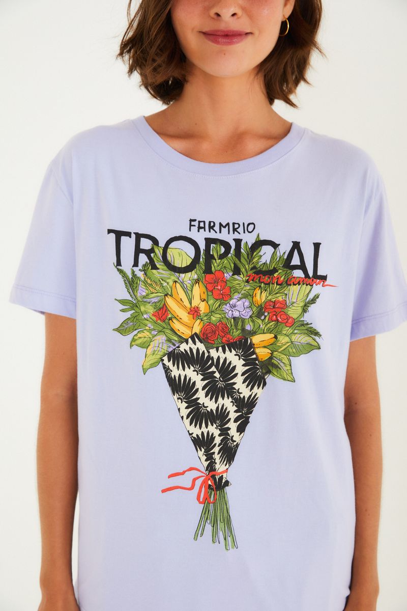 Detalle del estampado tropical en la camiseta lilac.