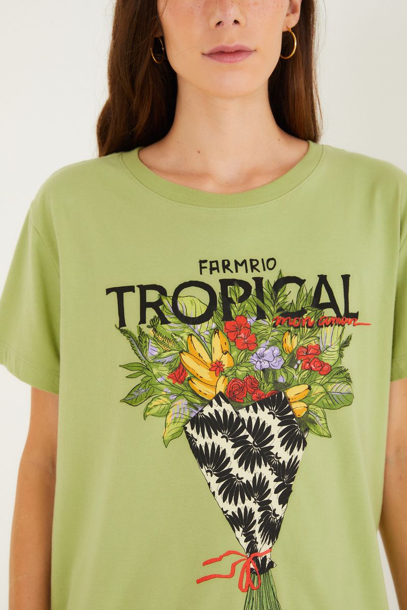 Detalle del estampado tropical en la camiseta verde.