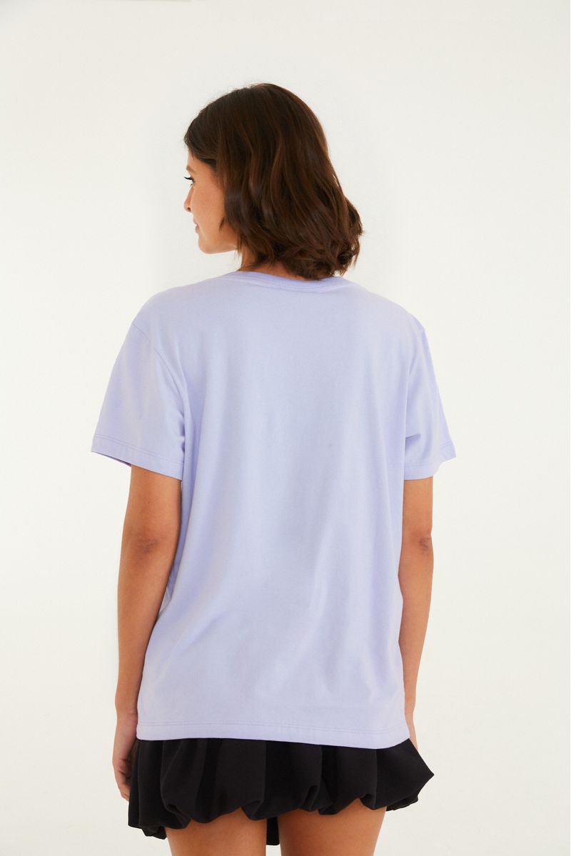 Vista trasera de la camiseta lilac con diseño sencillo.