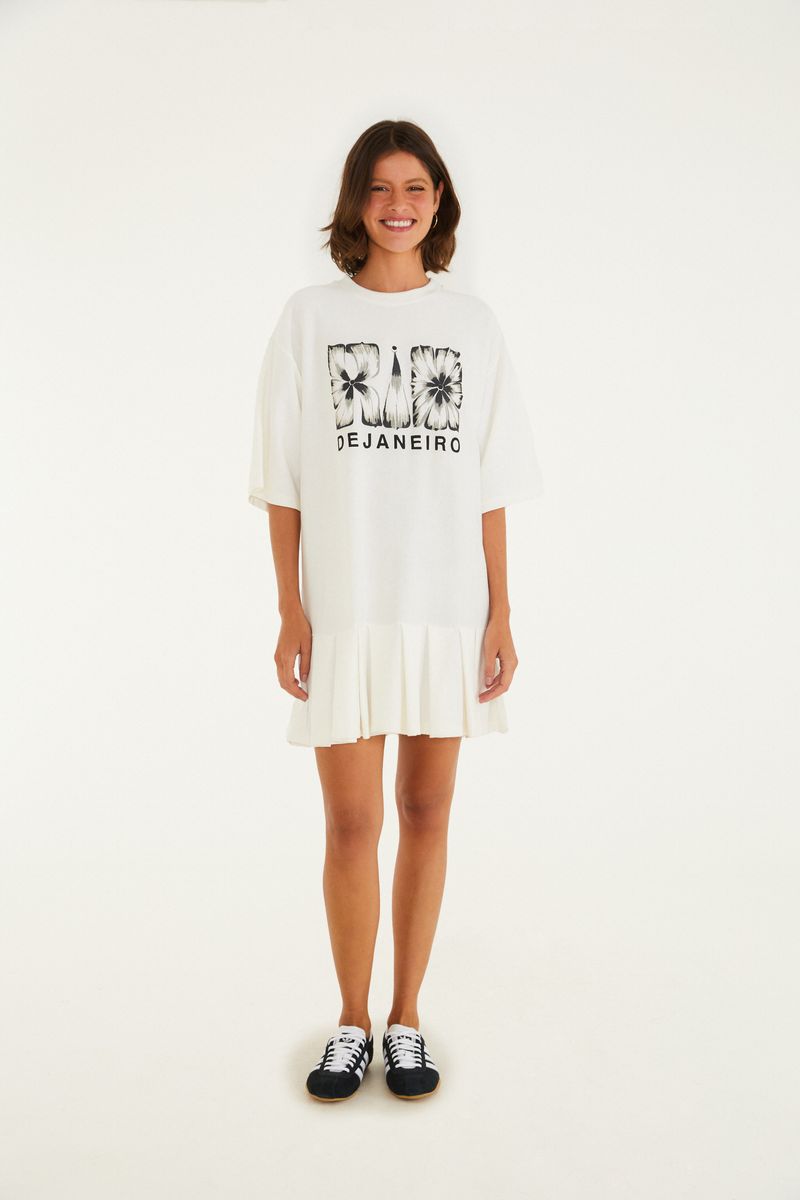 Vestido corto con pliegues en la barra y estampado floral con texto 'Río de Janeiro' al frente, visto de frente.
