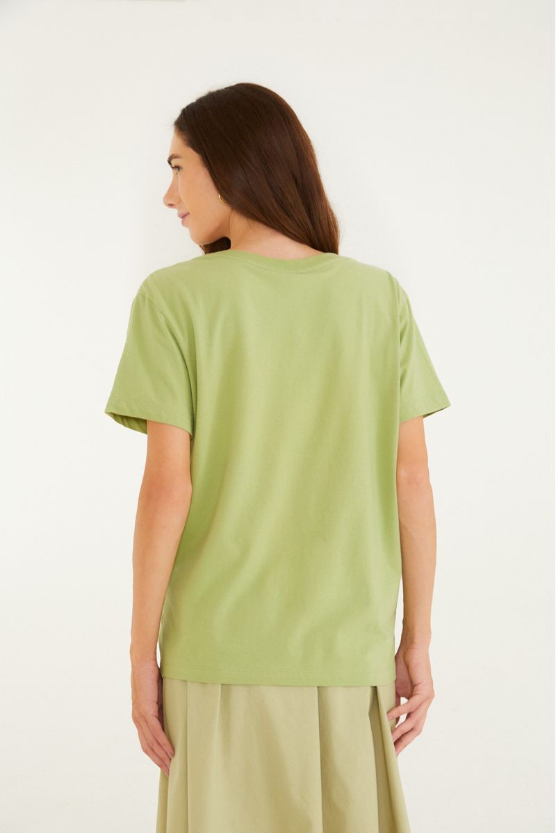 Vista trasera de la camiseta verde con diseño casual.