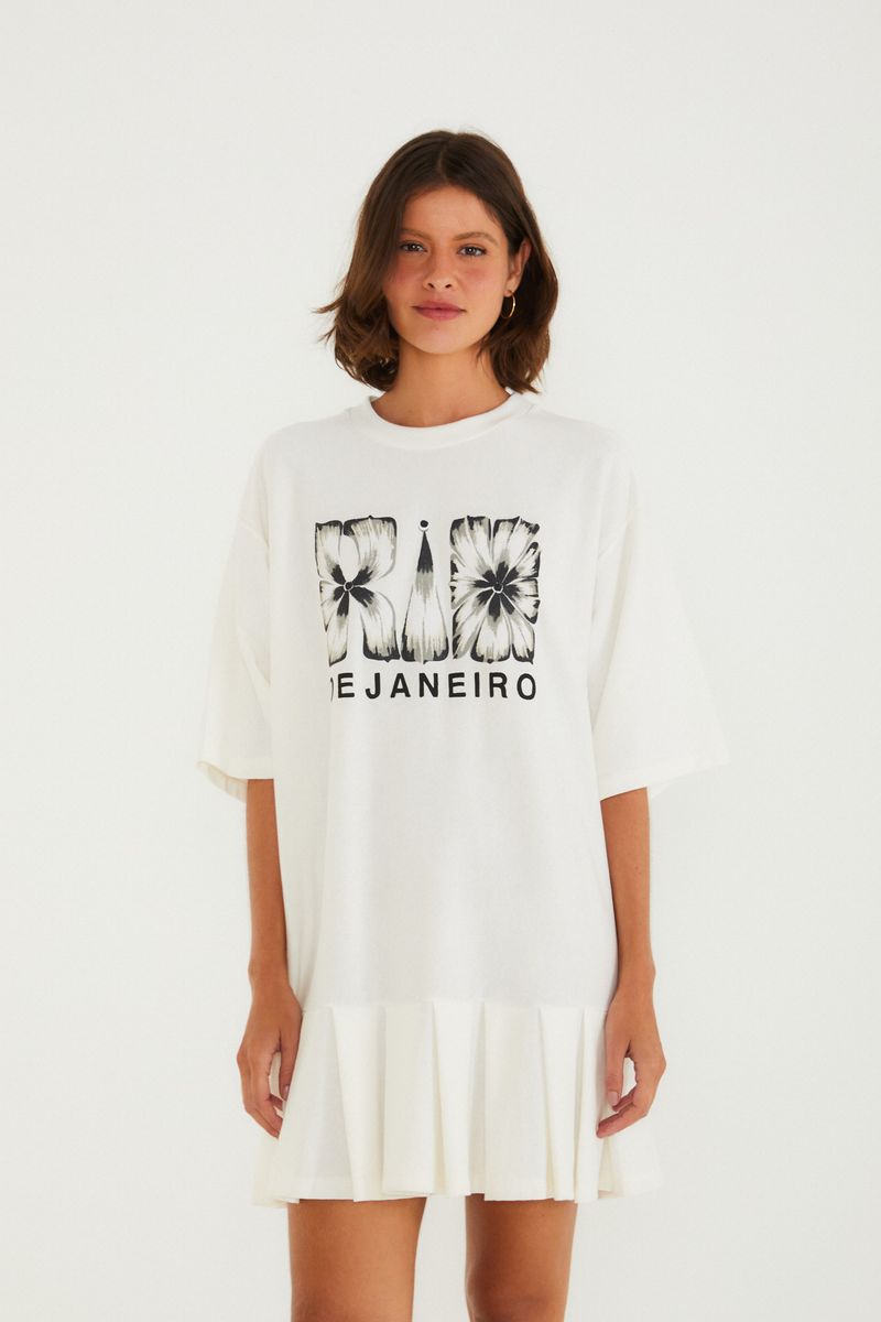 Vestido corto con pliegues en la barra y estampado floral con texto 'Río de Janeiro' al frente, visto de espaldas.
