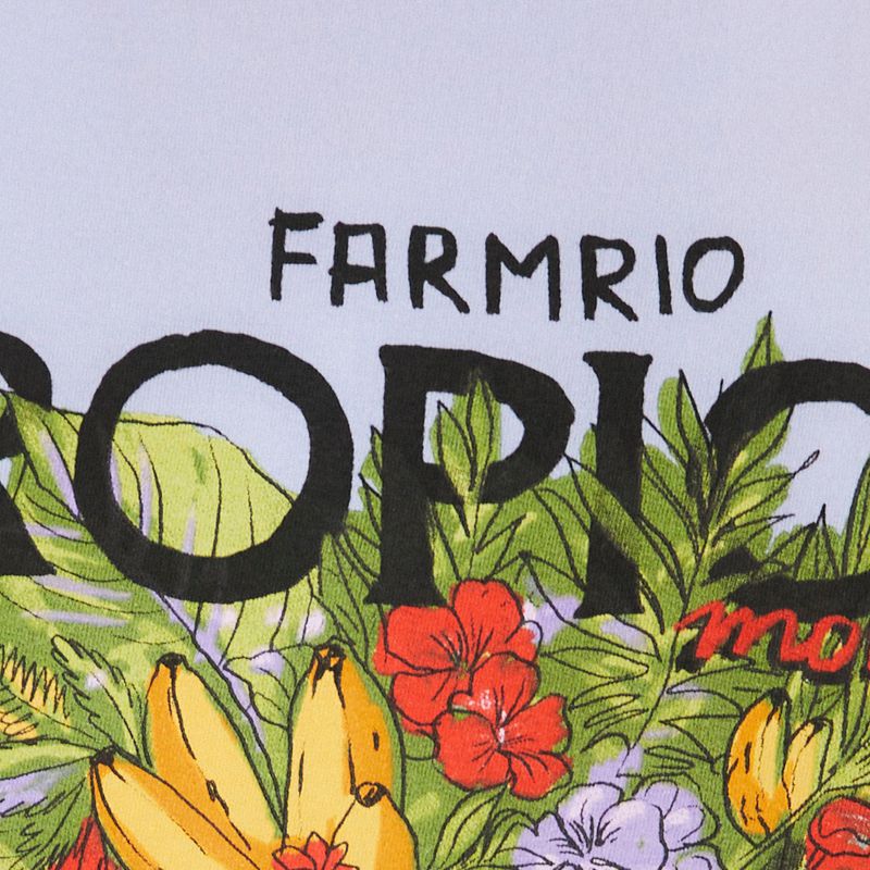 Primer plano del estampado tropical en la camiseta lilac.