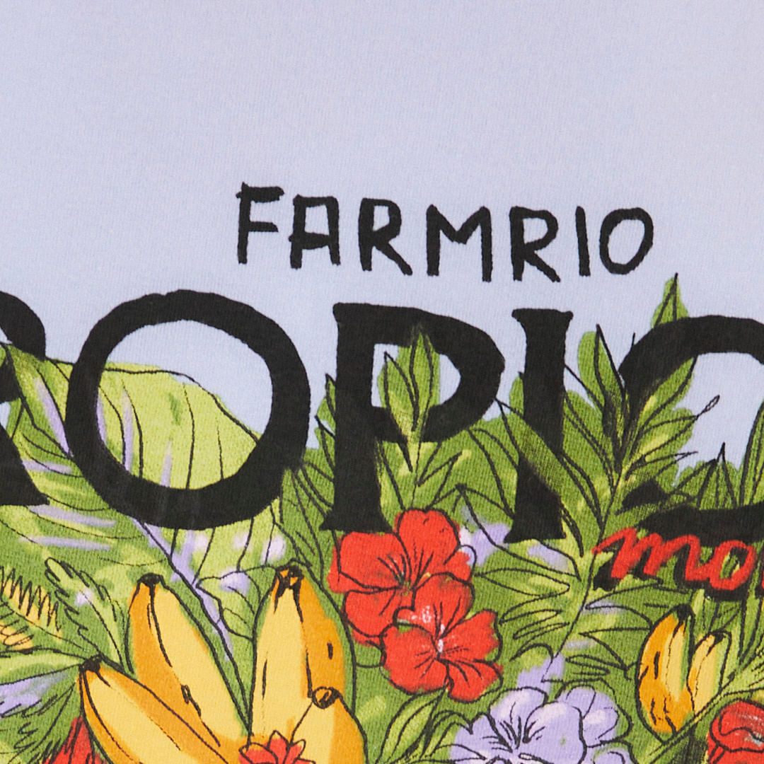 Primer plano del estampado tropical en la camiseta lilac.