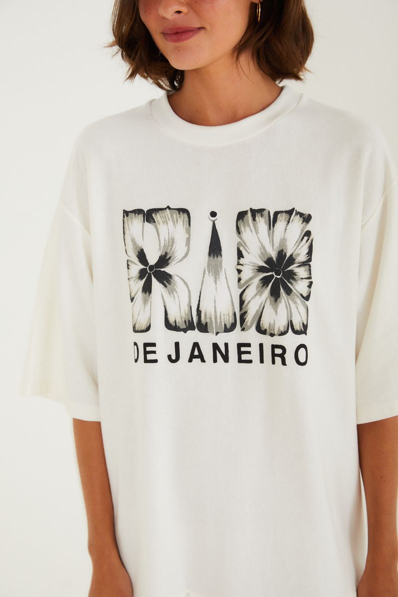 Detalle del escote redondo del vestido corto con estampado floral y texto 'Río de Janeiro'.