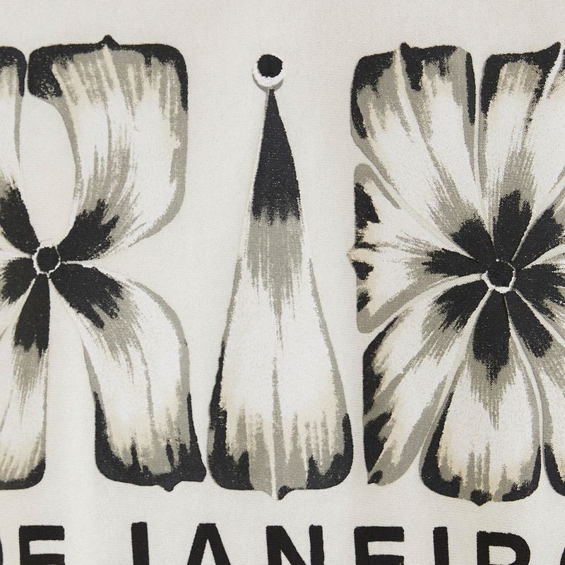 Close-up del estampado floral con texto 'Río de Janeiro' en el vestido corto.