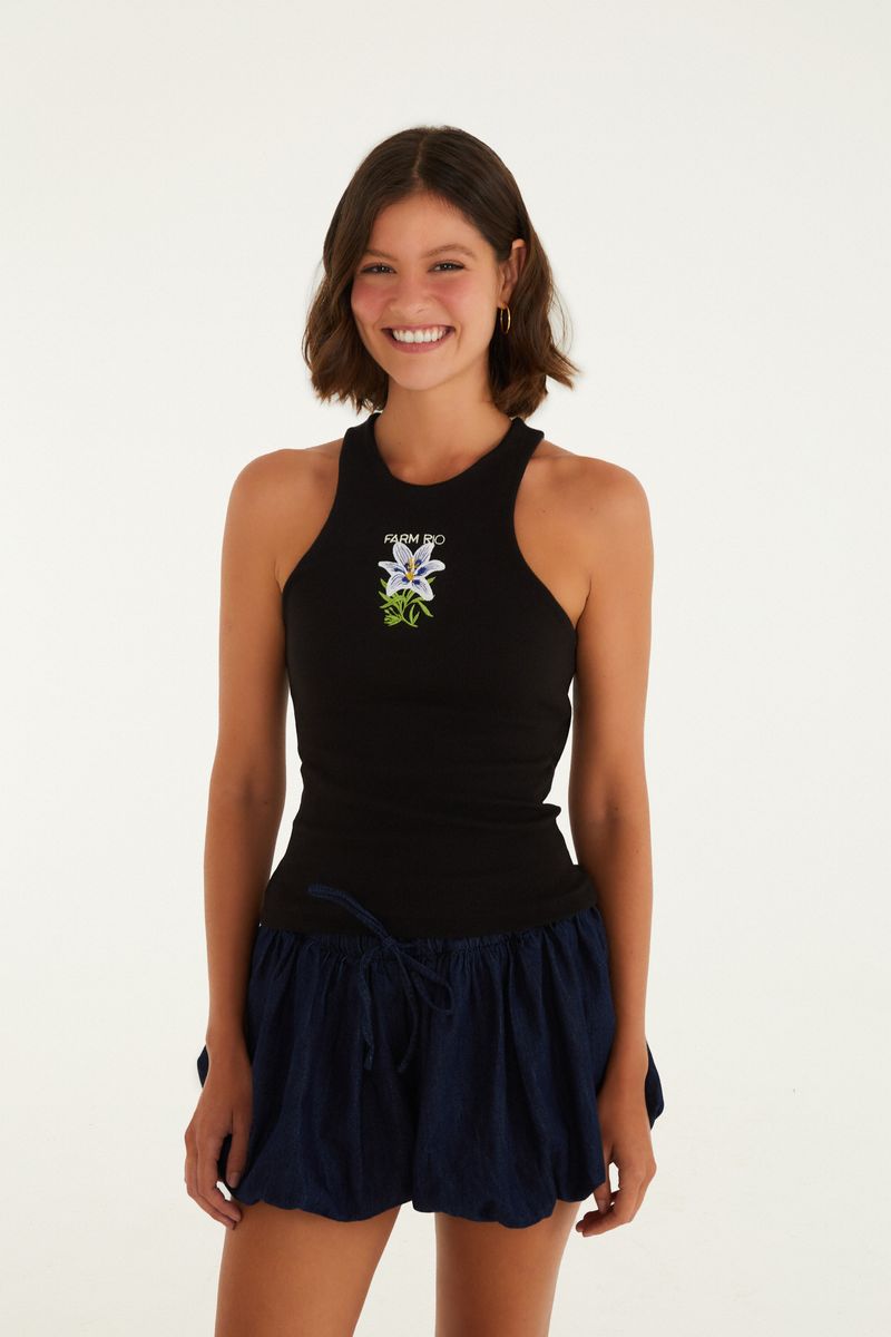 Regata negra con cuello alto y bordado floral, vista lateral.
