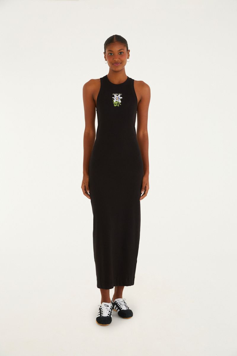 Vestido midi negro con cuello redondo y detalle bordado floral en la parte frontal.