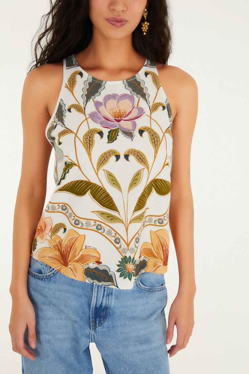 Detalle de la estampado botánico en la parte frontal de la blusa.
