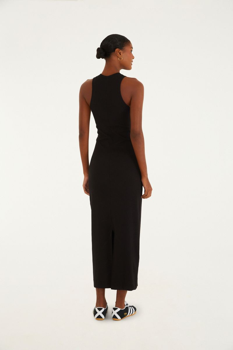 Vista lateral del vestido midi negro mostrando el ajuste al cuerpo.