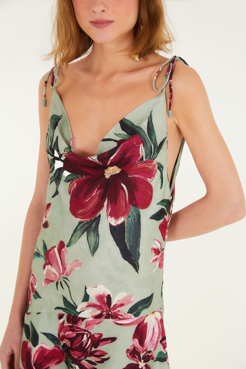 Detalle del escote en V del vestido con estampado floral, mostrando los tirantes ajustables.