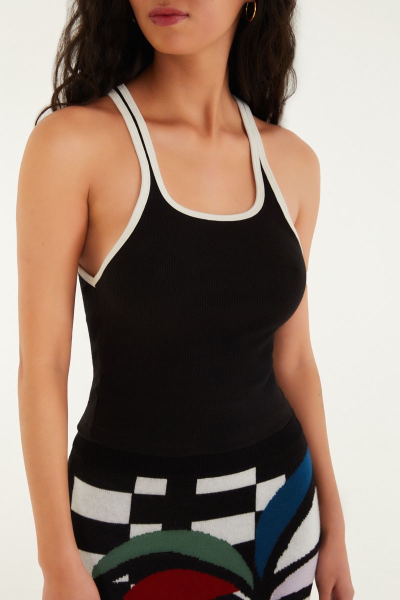 Camiseta sin mangas Nina Bicolor vista de lado, mostrando el ajuste cómodo y el estilo sin mangas.