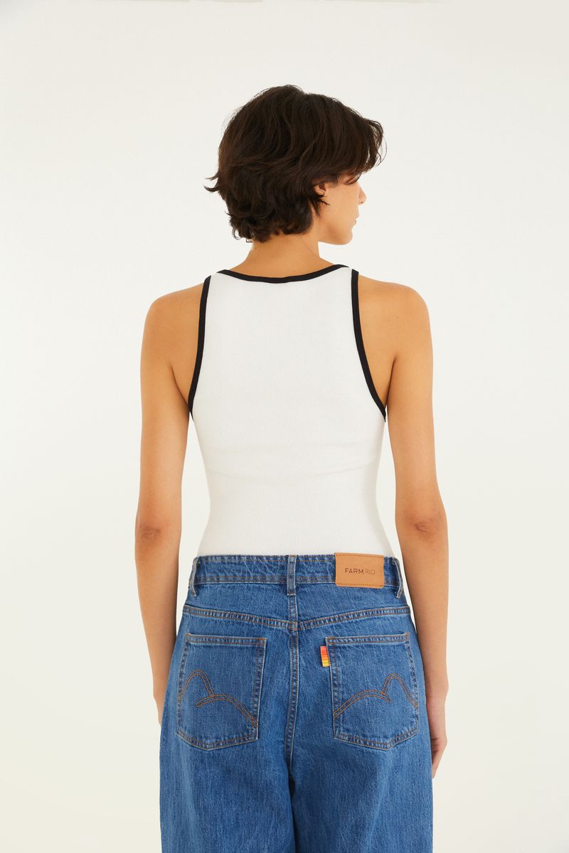Regata Nina Bicolor combinada con pantalón de mezclilla azul.