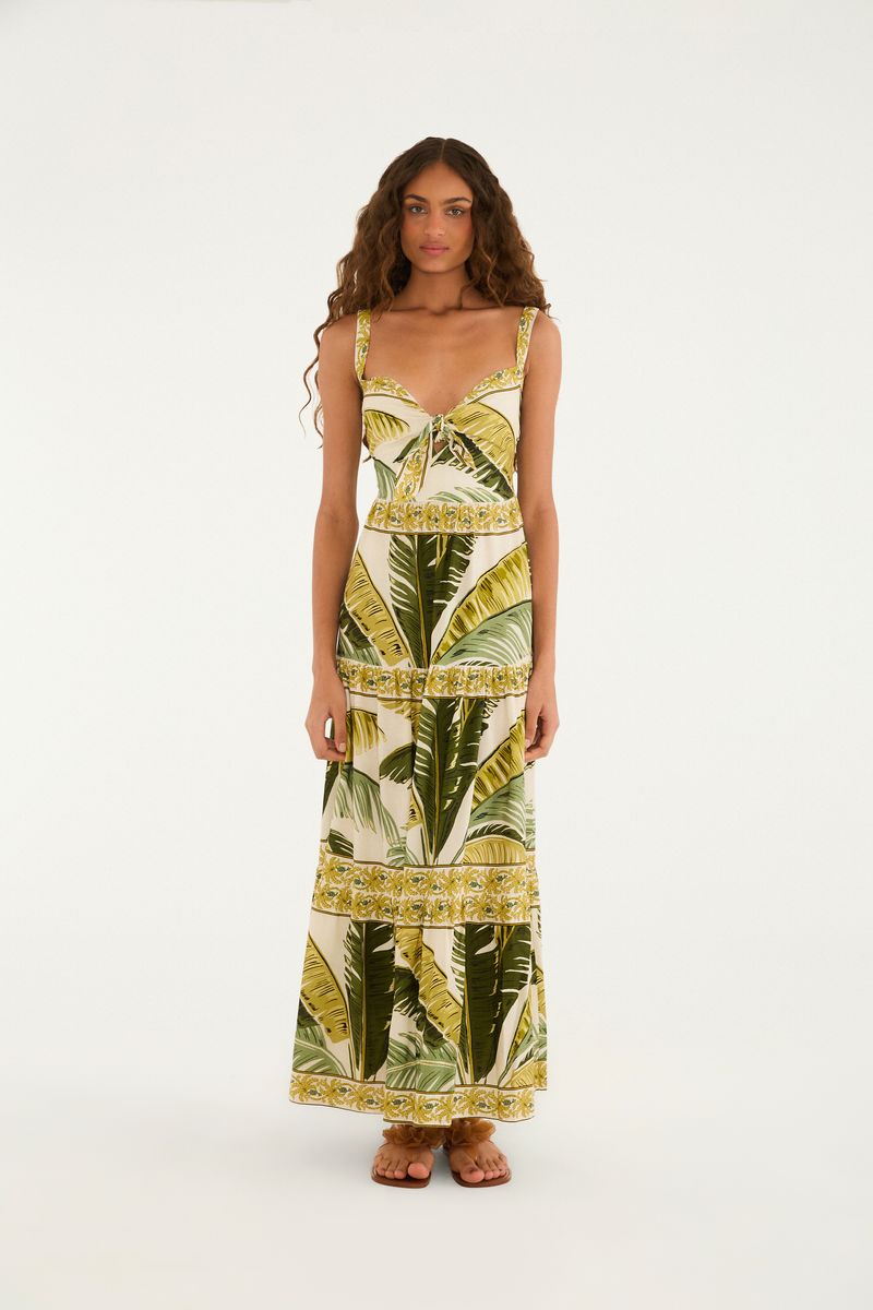 Imagen de una modelo vistiendo un vestido largo estampado con tirantes anchos, vista frontal.