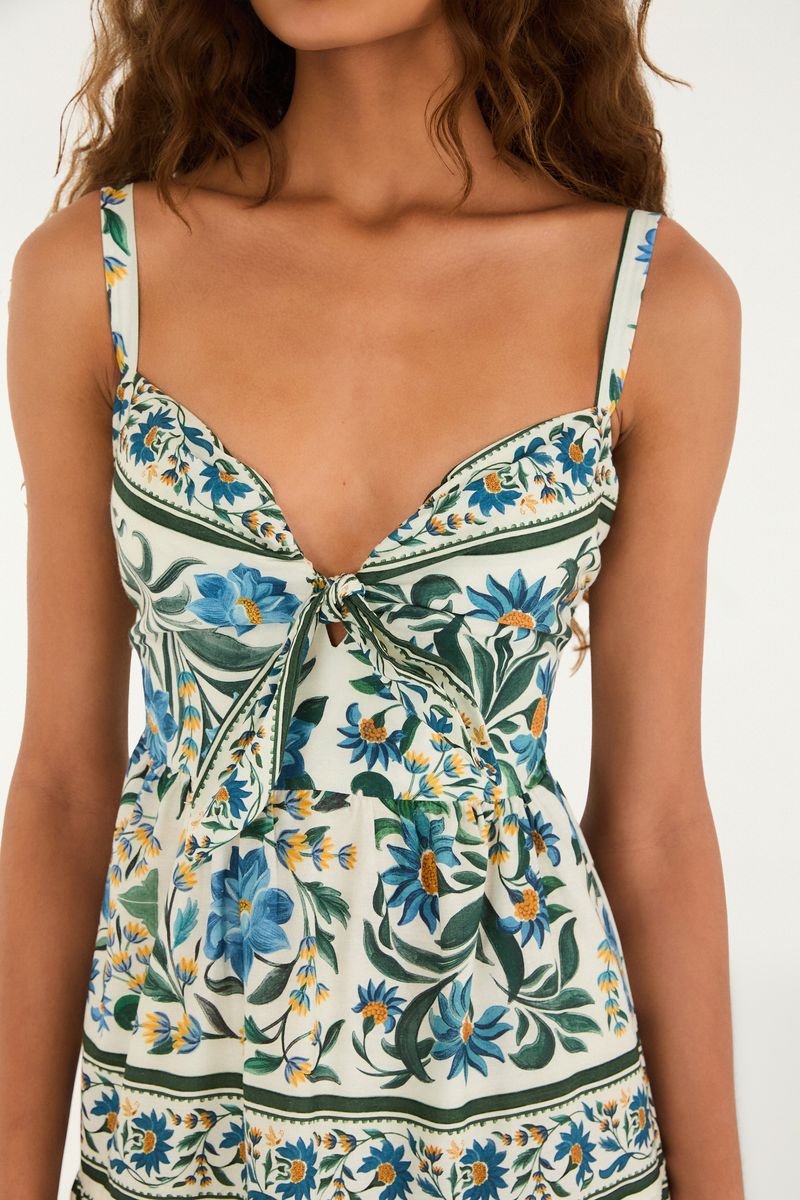 Primer plano del escote del vestido mostrando detalles del estampado floral.