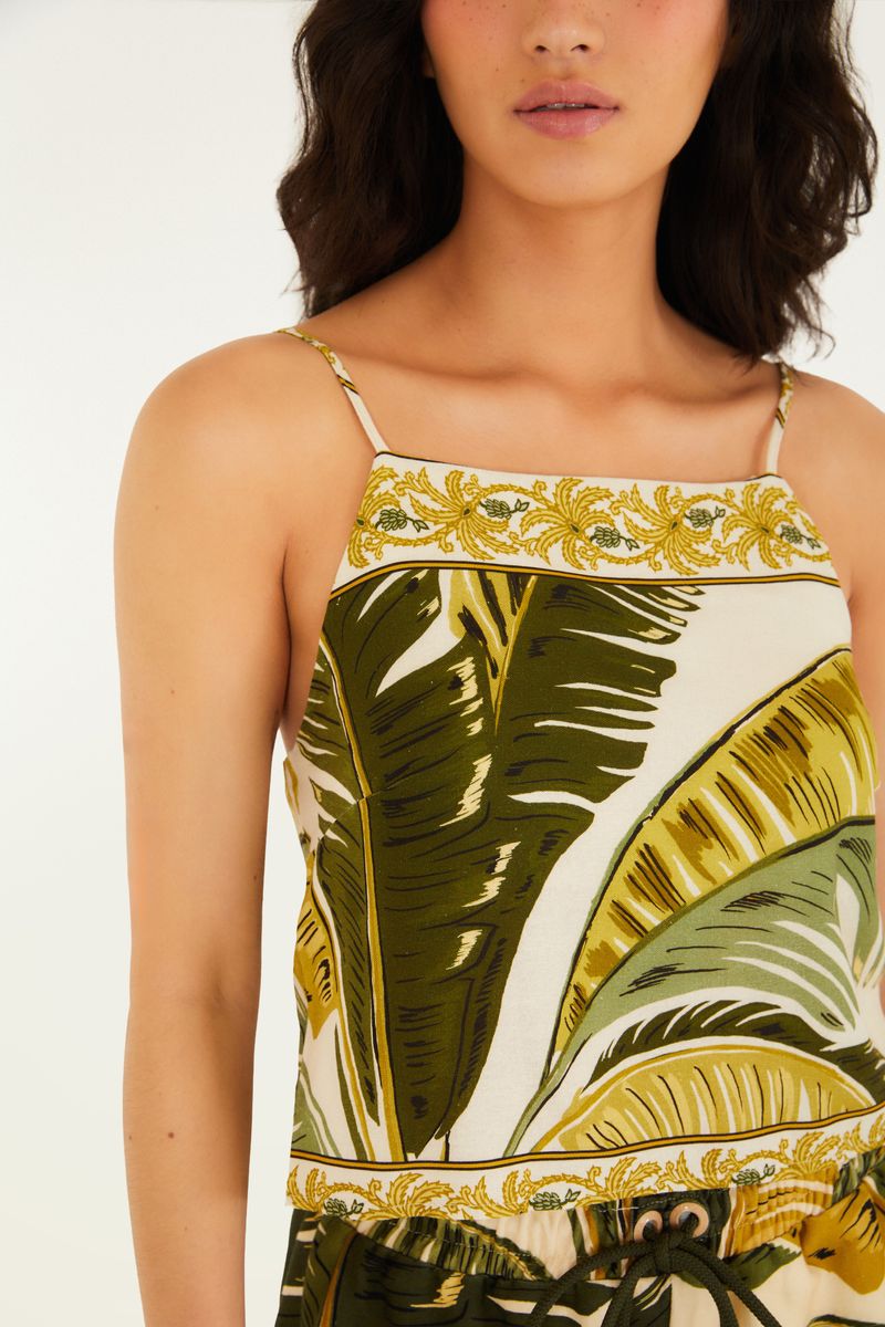 Detalle del escote redondo y tirantes finos de la blusa.