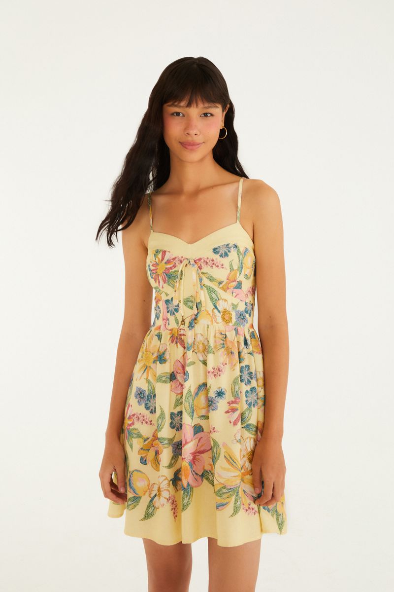 Vestido floral con tirantes delgados, vista frontal.
