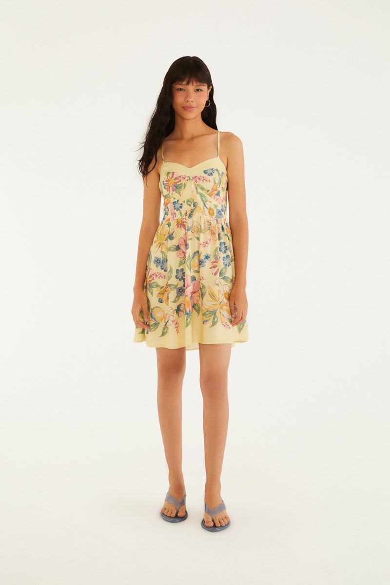 Vestido floral con tirantes delgados, vista trasera.