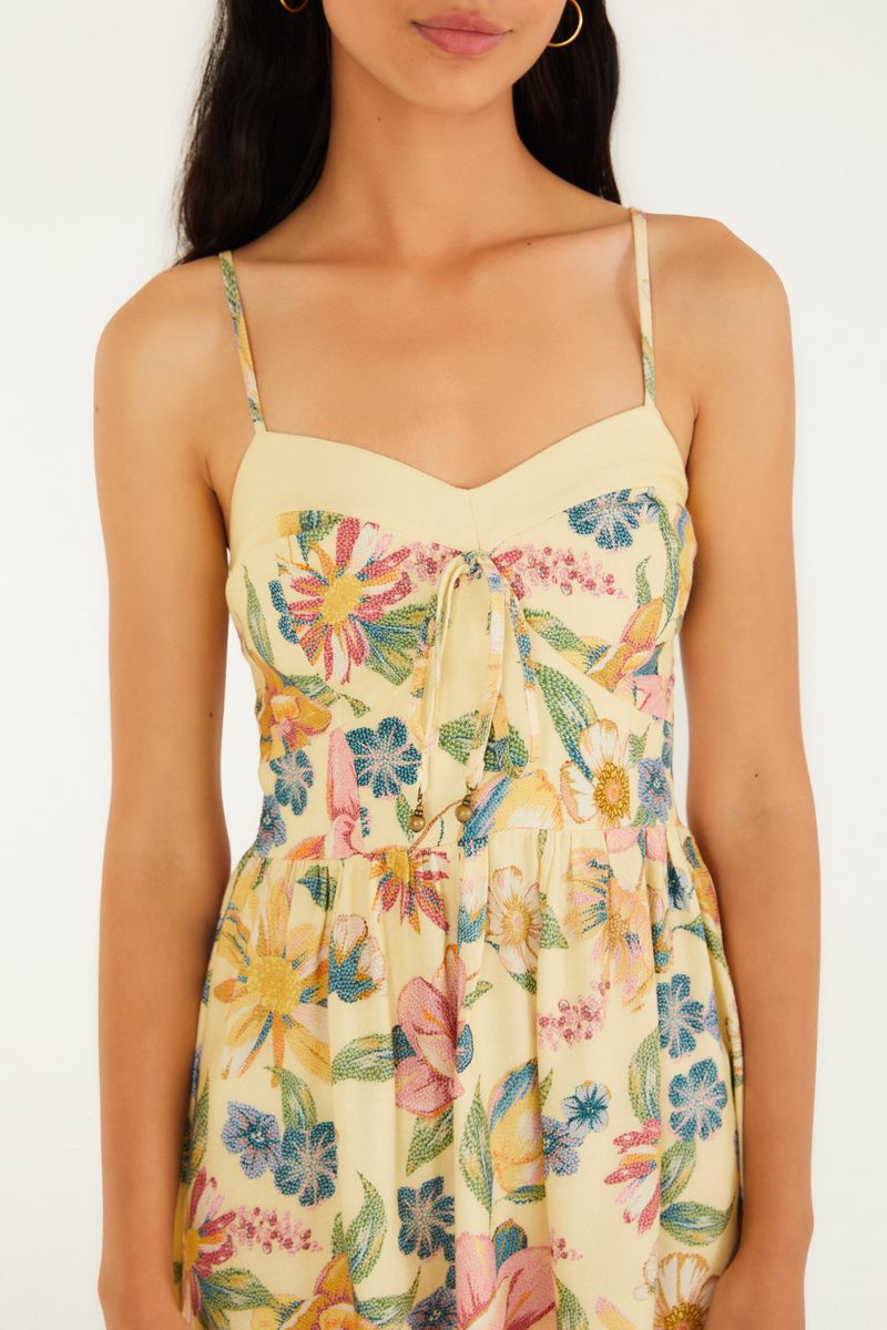 Detalle del corpiño del vestido floral con tirantes delgados.