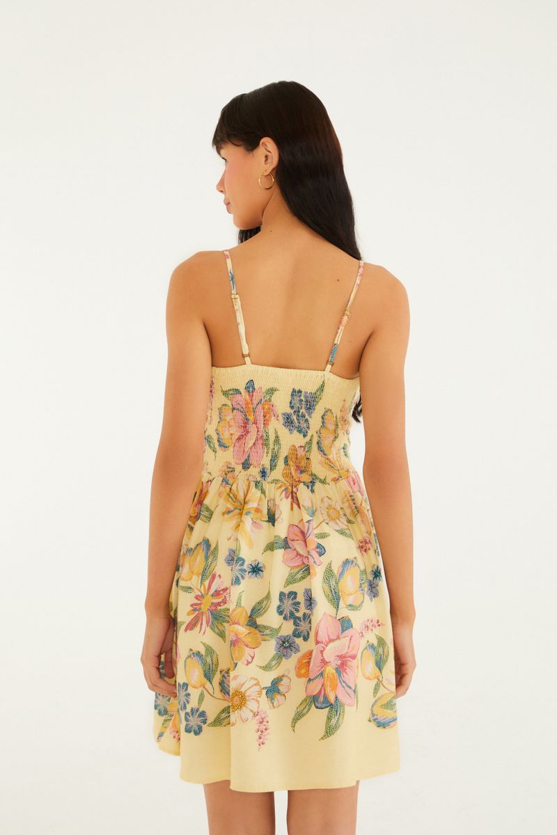 Vista lateral del vestido floral con tirantes delgados.