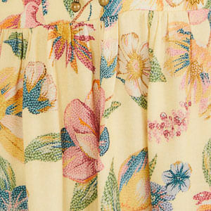 Primer plano del estampado floral del vestido.