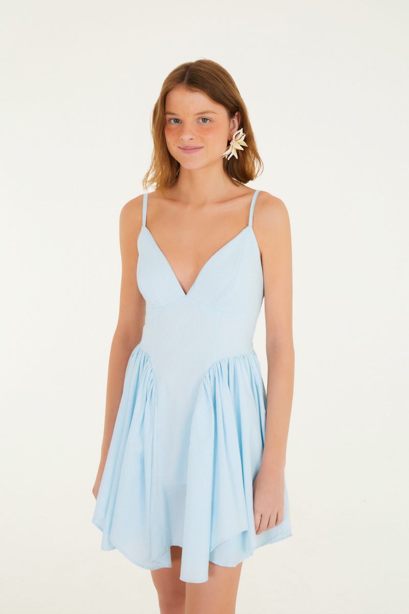 Vestido corto azul claro con tirantes delgados y escote en V, mostrado de frente.