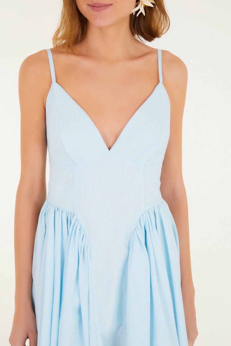 Vestido corto azul claro con tirantes delgados y escote en V, visto desde atrás.