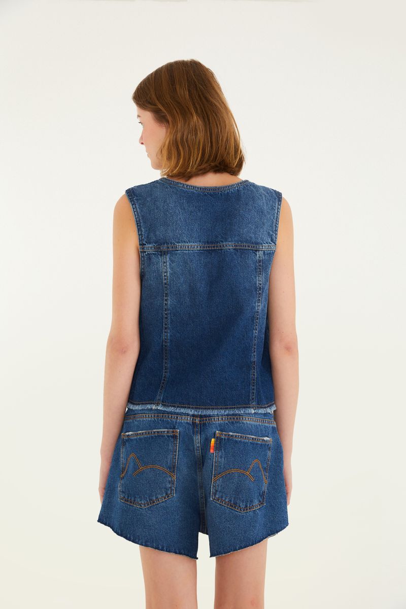 Imagen de la parte trasera del conjunto de jeans, destacando los bolsillos traseros del short.
