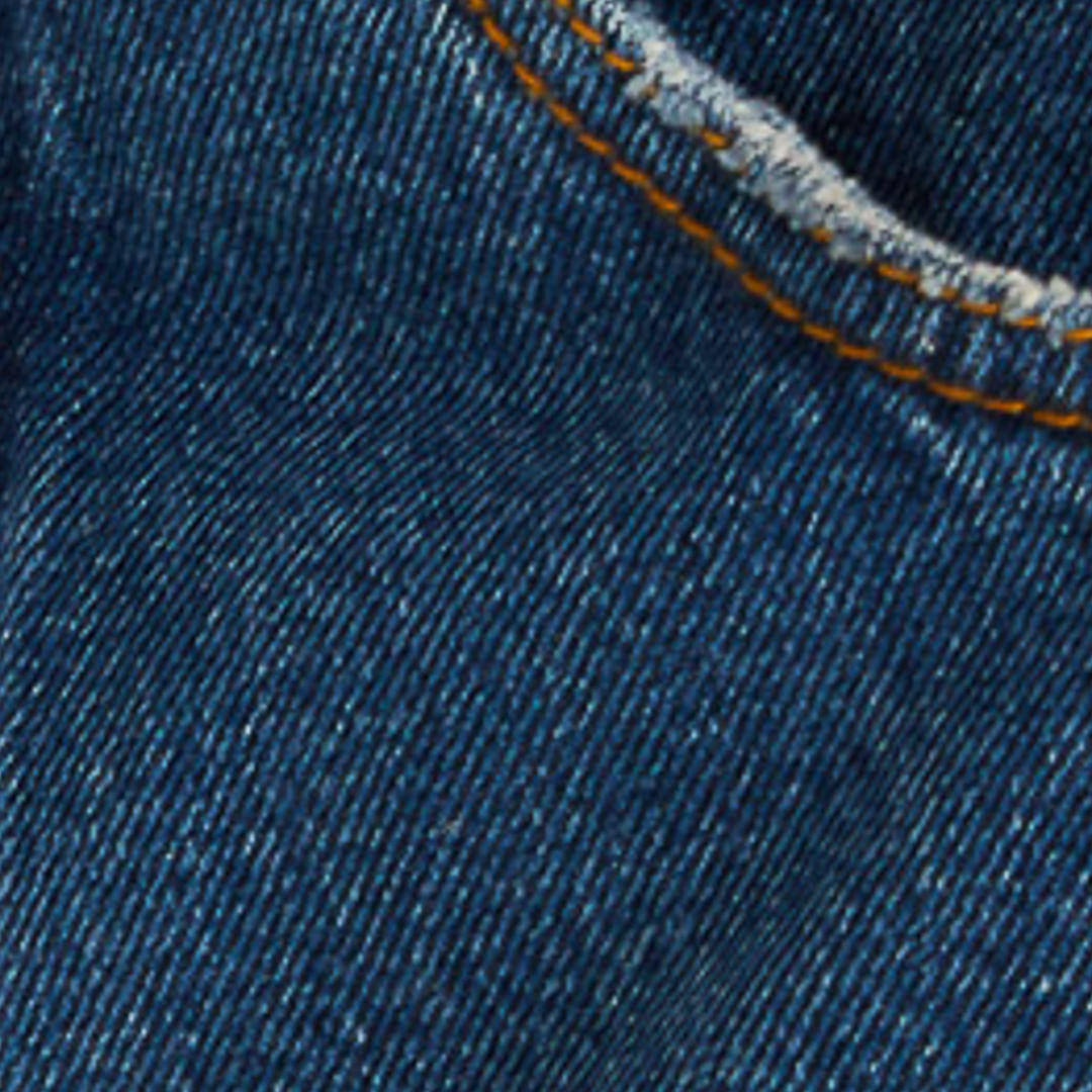 Close-up del dobladillo doblado del short jeans, mostrando el acabado detallado.