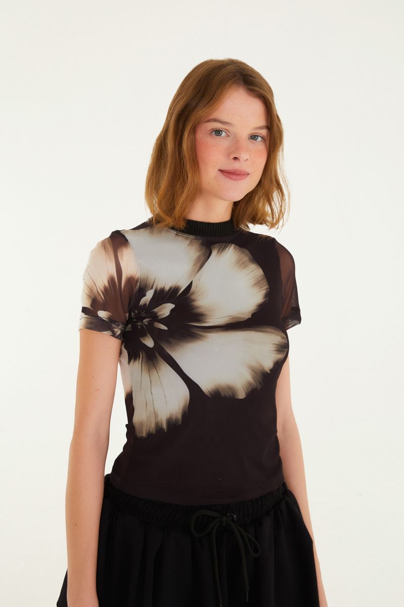 Blusa Tule Maya con estampado floral botánico en fondo negro, vista frontal.