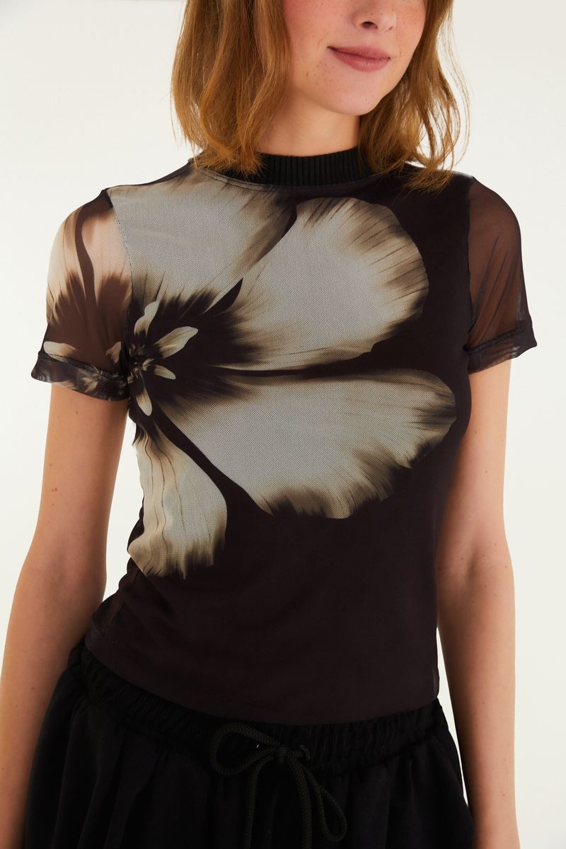 Detalle del estampado floral botánico de la Blusa Tule Maya.