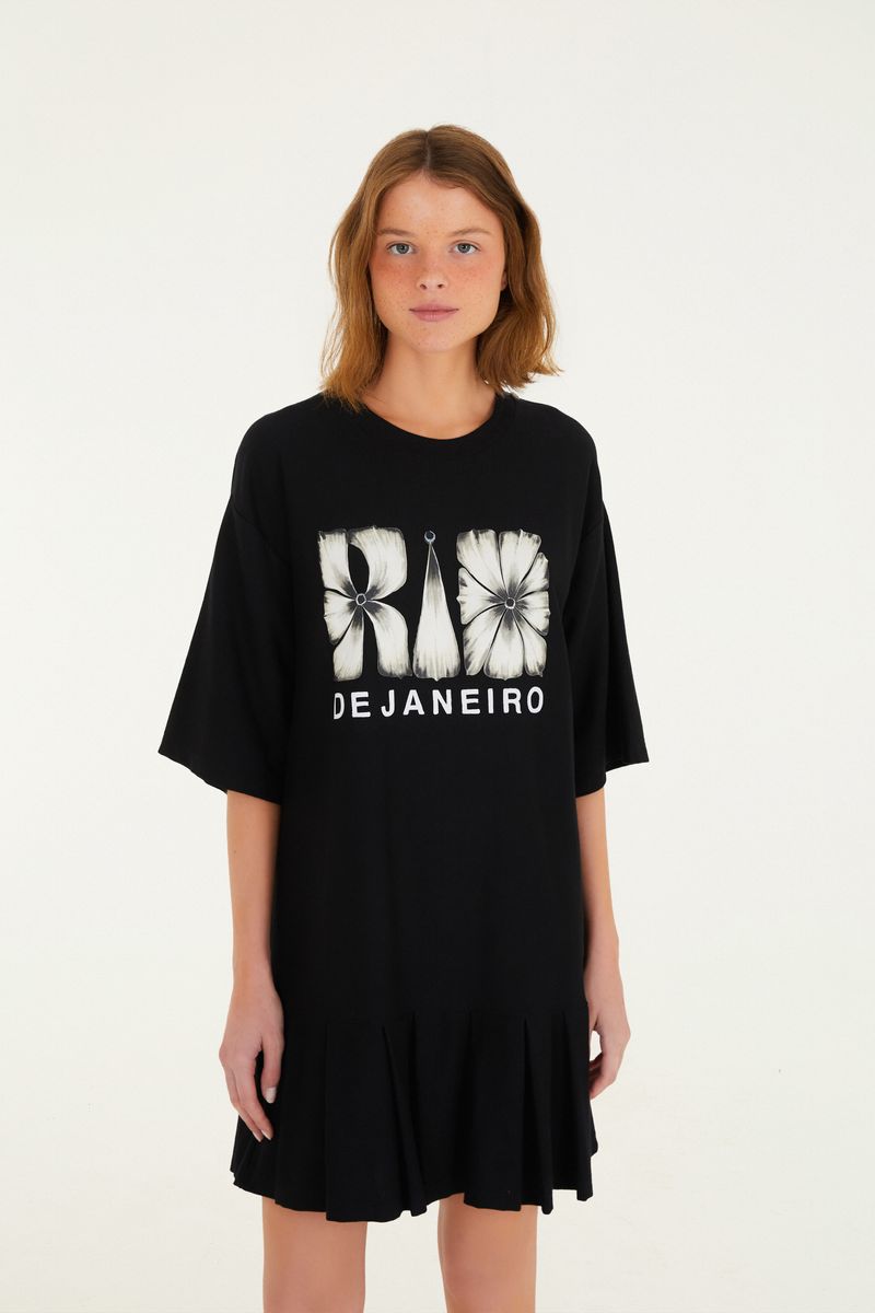 Vestido corto negro con estampado floral y texto 'Rio de Janeiro', visto de lado.