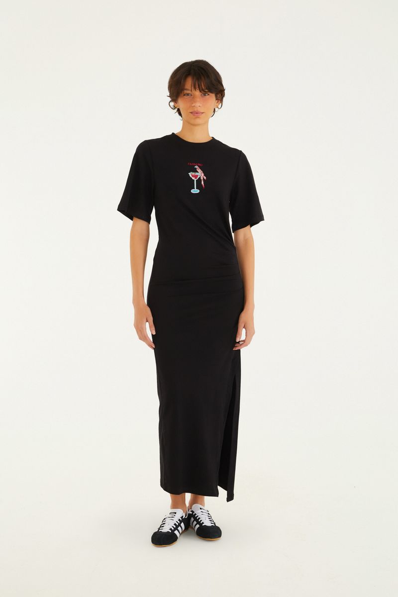 Vestido cropped negro con estampado de bebida pintada, diseño ajustado y abertura lateral.